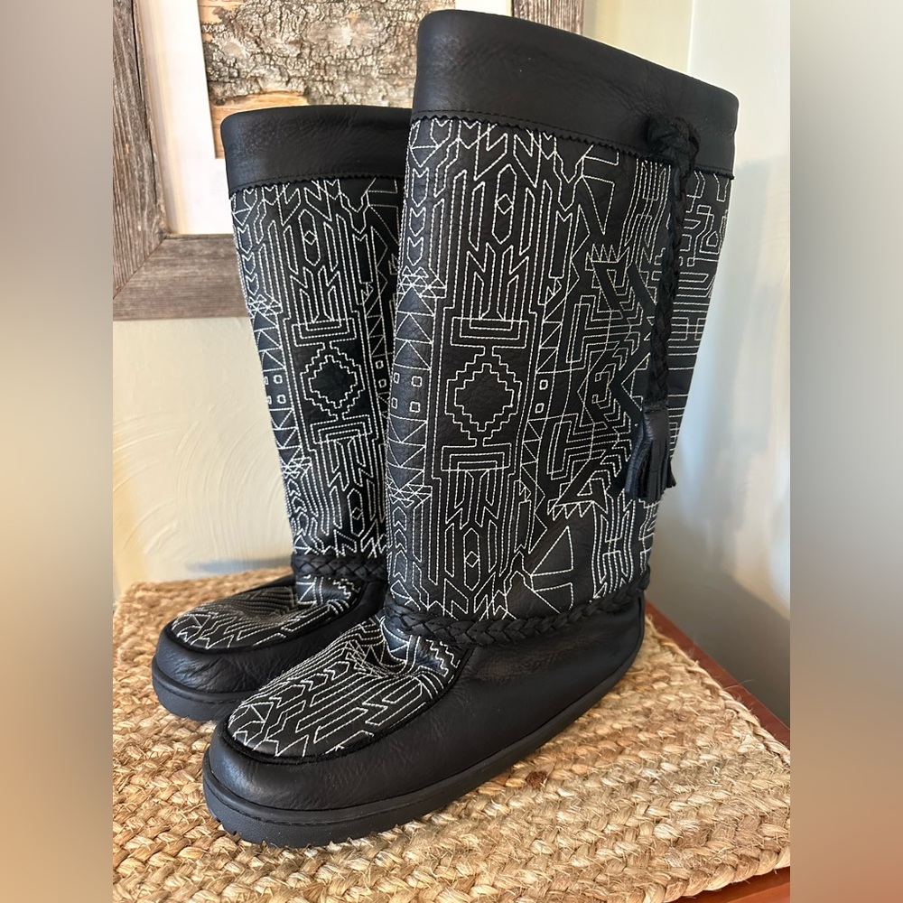 Manitobah Mukluks Caroline Monnet Tamarack limited edition boots size 7 RARE!!!